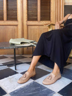 Mocasines con flores silvestres en el pelo - Desnudo