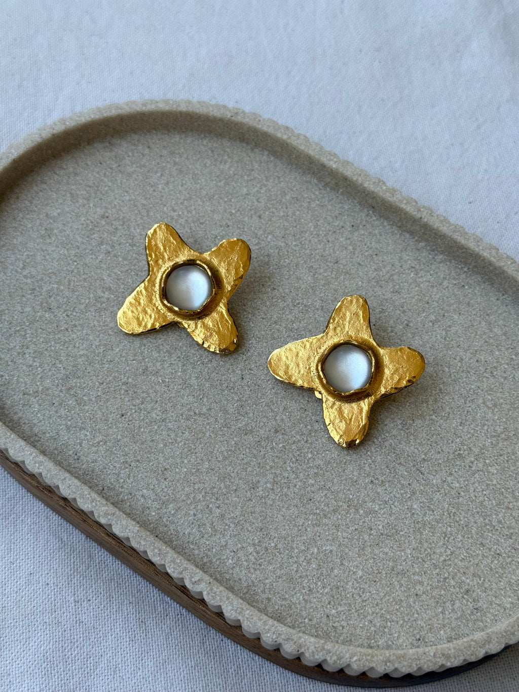 Boucles D’Oreilles Chantal Audias Vintage - Motif Floral Martelé