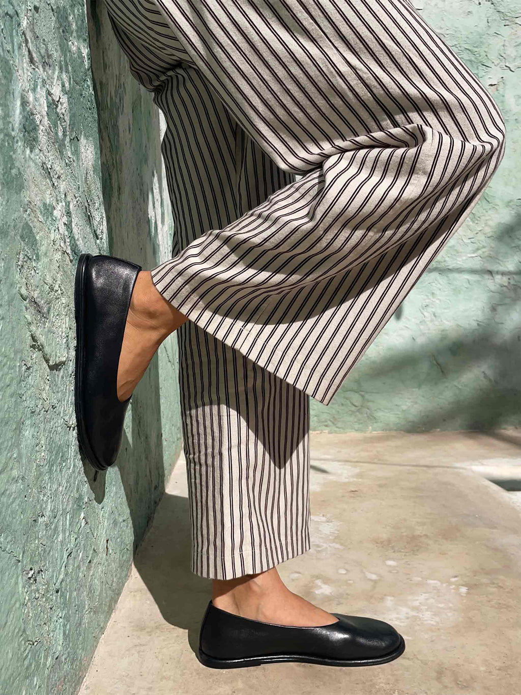 Zapatos planos con margaritas carmesí - Negro