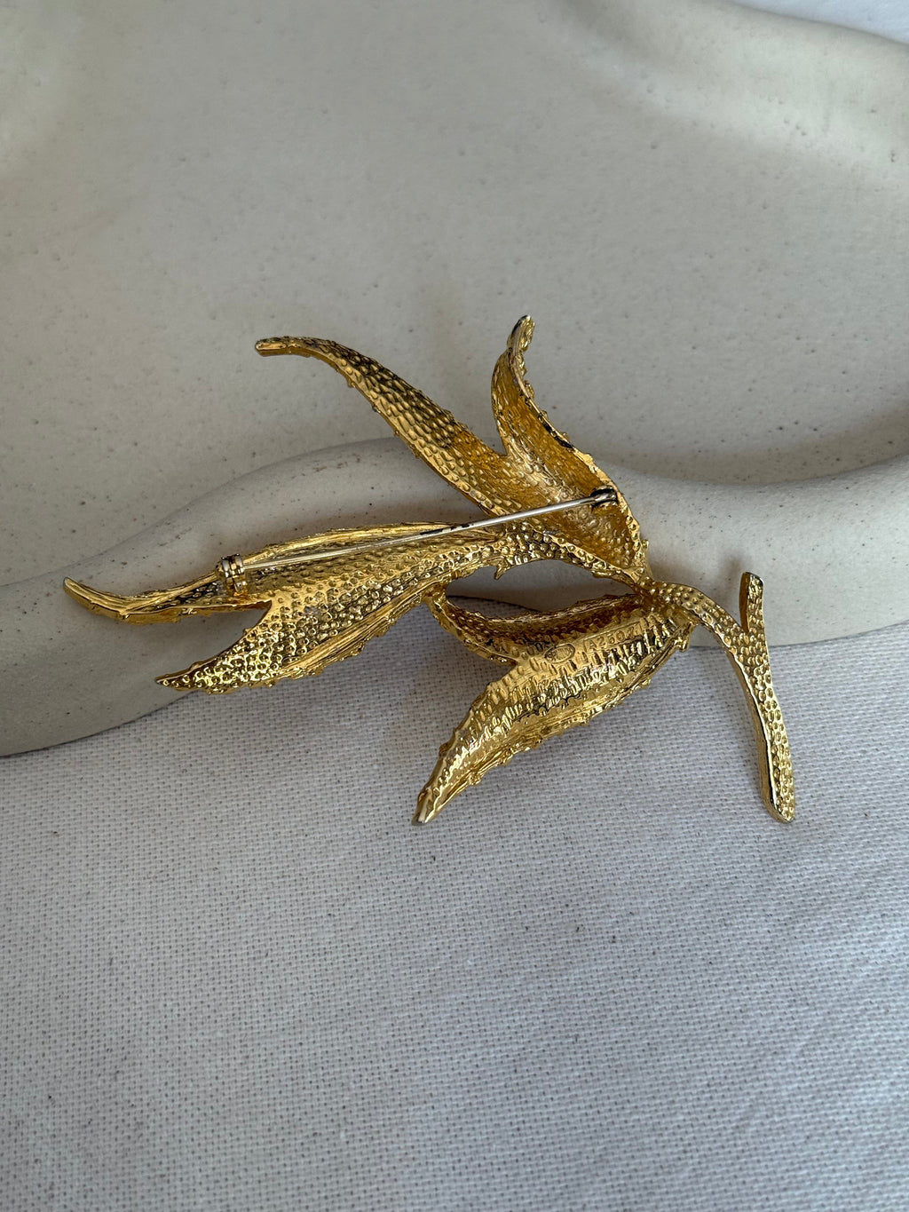 Broche de esfinge vintage - Follaje de oro texturizado