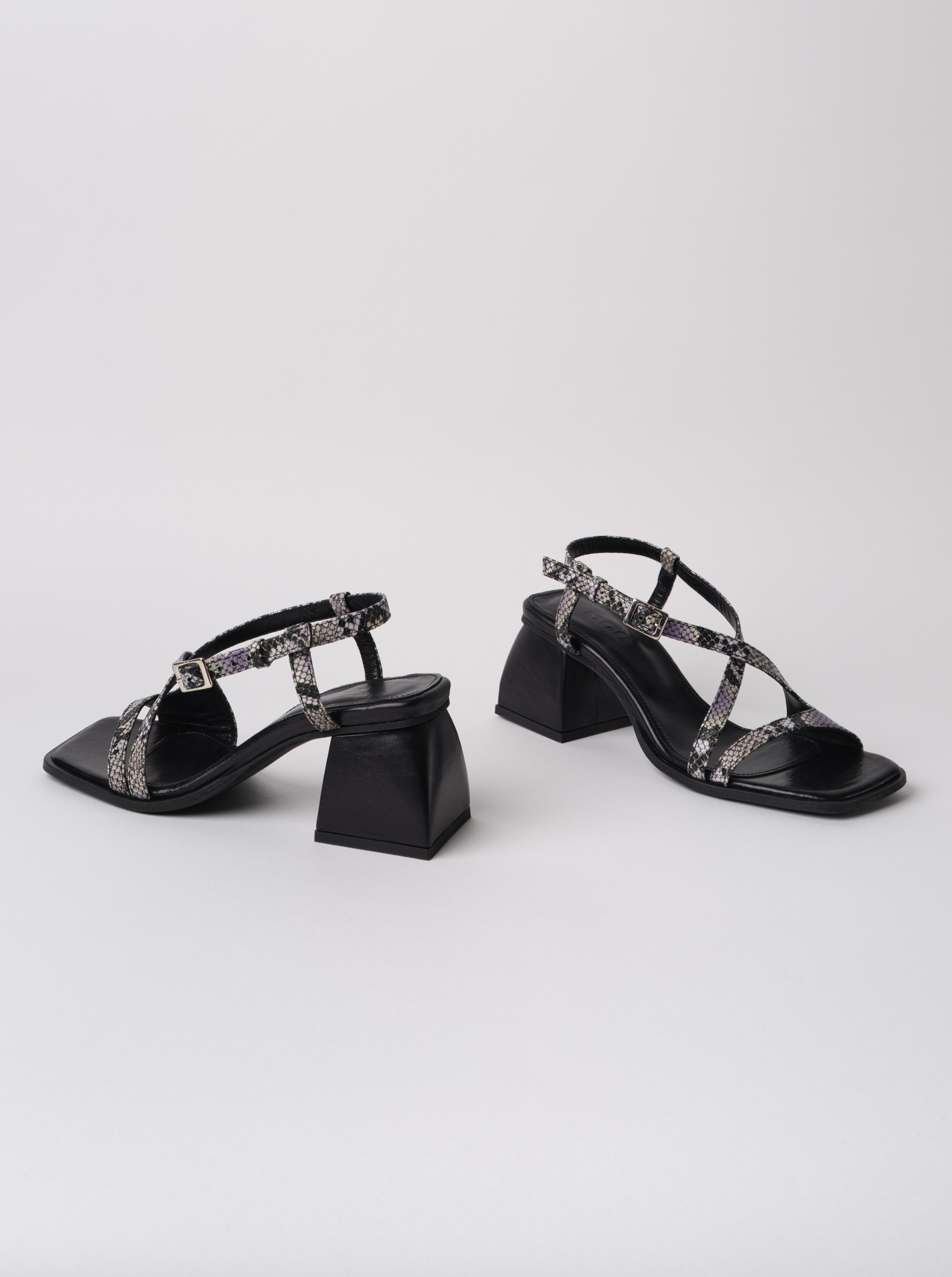 Sandalias cuadradas de pitón aplastadas