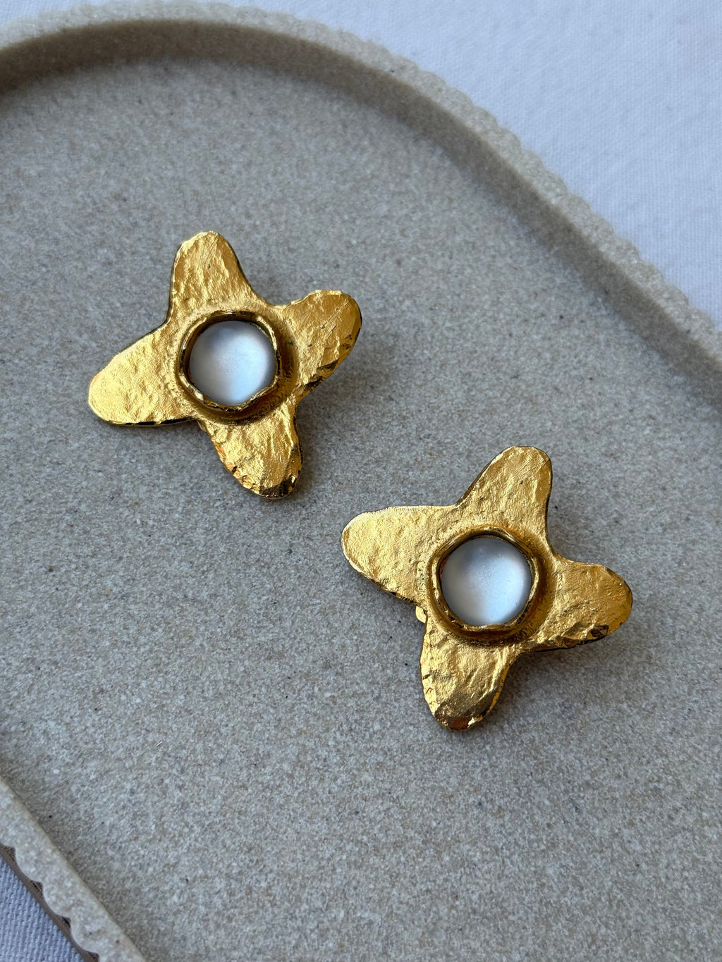 Boucles D’Oreilles Chantal Audias Vintage - Motif Floral Martelé