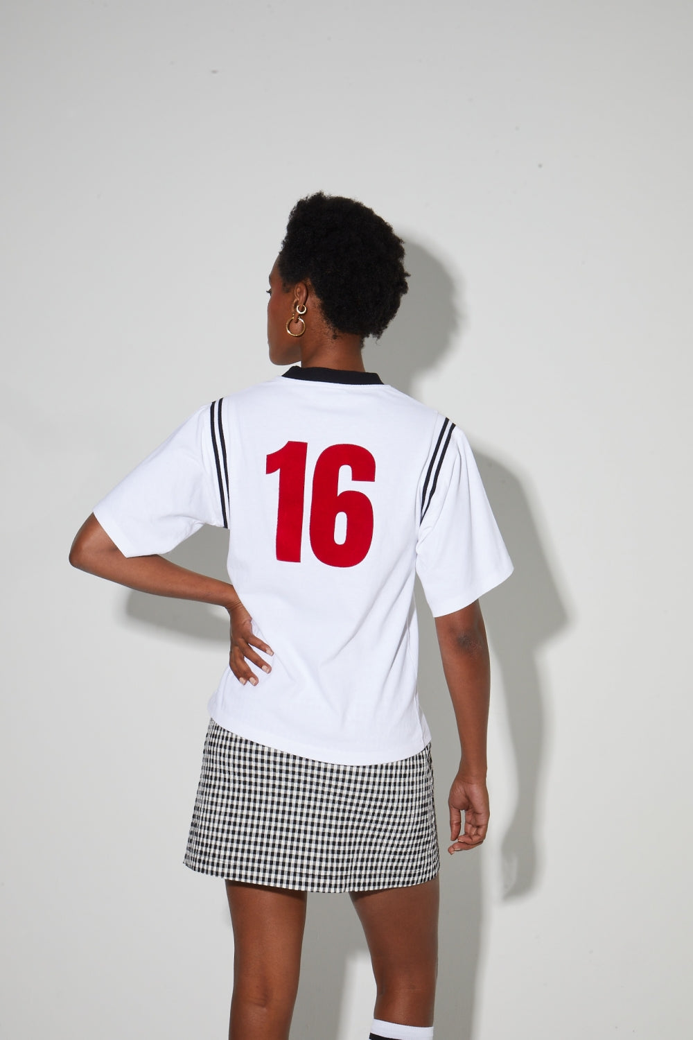 Camiseta Colette College, logotipo de terciopelo rojo, fabricada en Portugal