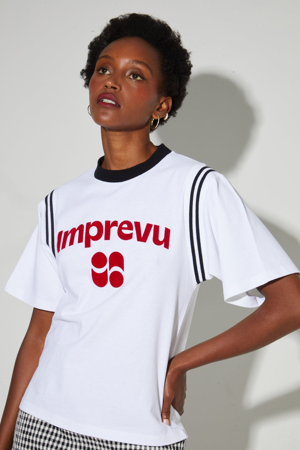 Camiseta Colette College, logotipo de terciopelo rojo, fabricada en Portugal