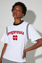 Camiseta Colette College, logotipo de terciopelo rojo, fabricada en Portugal