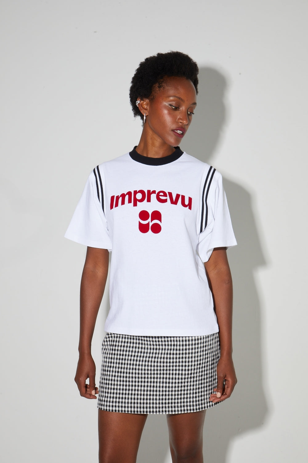 Camiseta Colette College, logotipo de terciopelo rojo, fabricada en Portugal