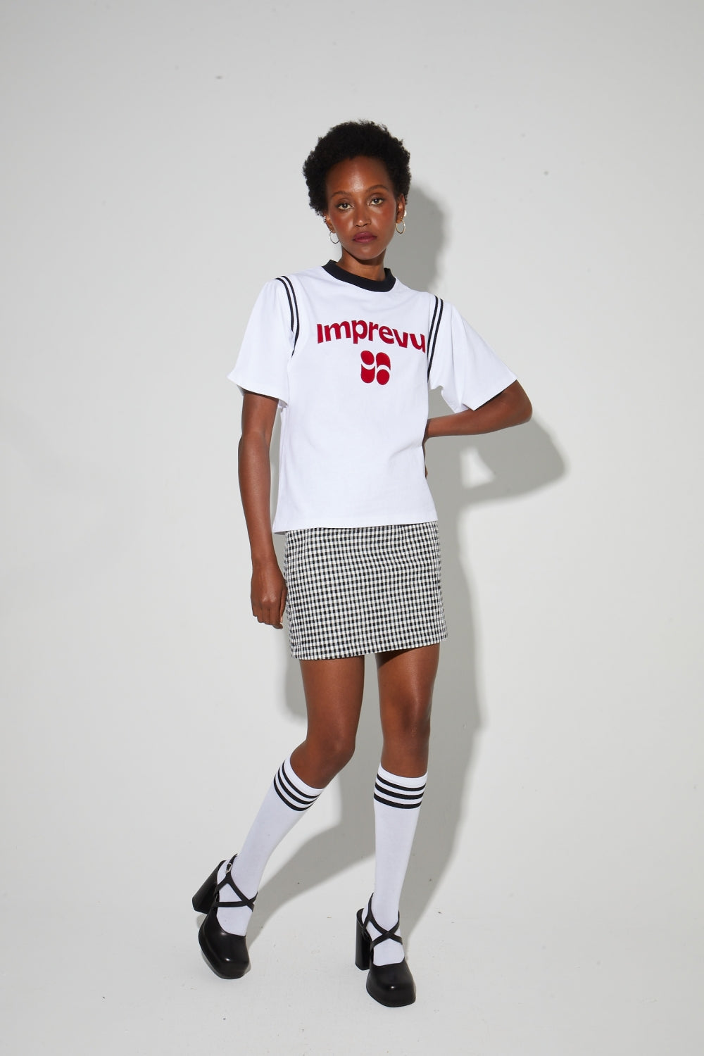 Camiseta Colette College, logotipo de terciopelo rojo, fabricada en Portugal