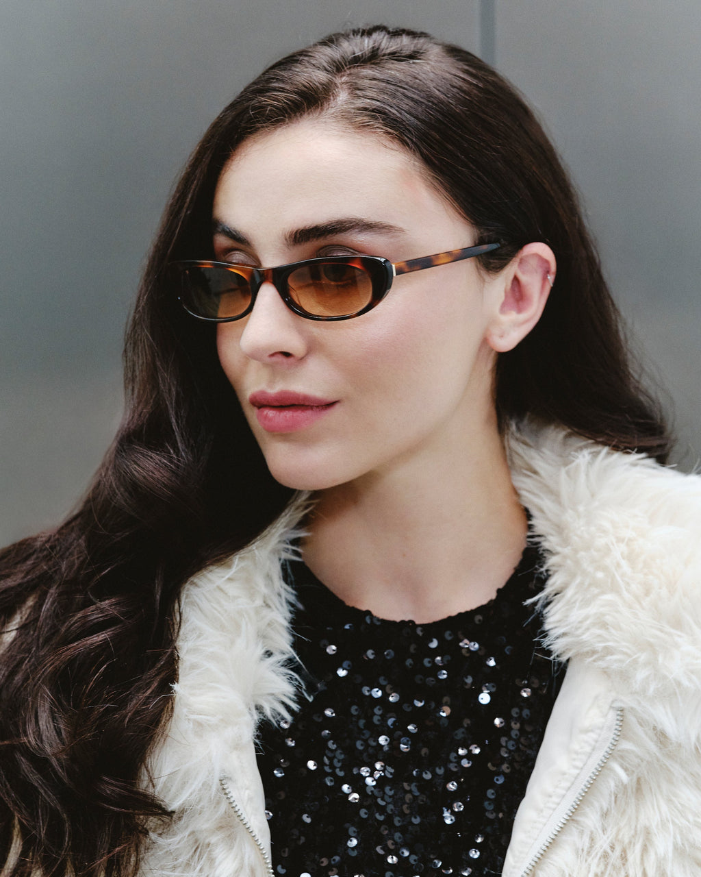 Lunettes de soleil Mira Ecaille — monture papillon, portées par une femme