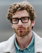 Anteojos Ezra Ecaille: montura rectangular, usados por un hombre
