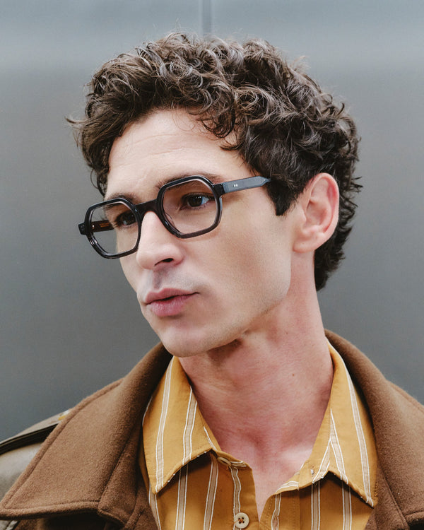 Anteojos Tiago Grey, montura pantos, usados por un hombre