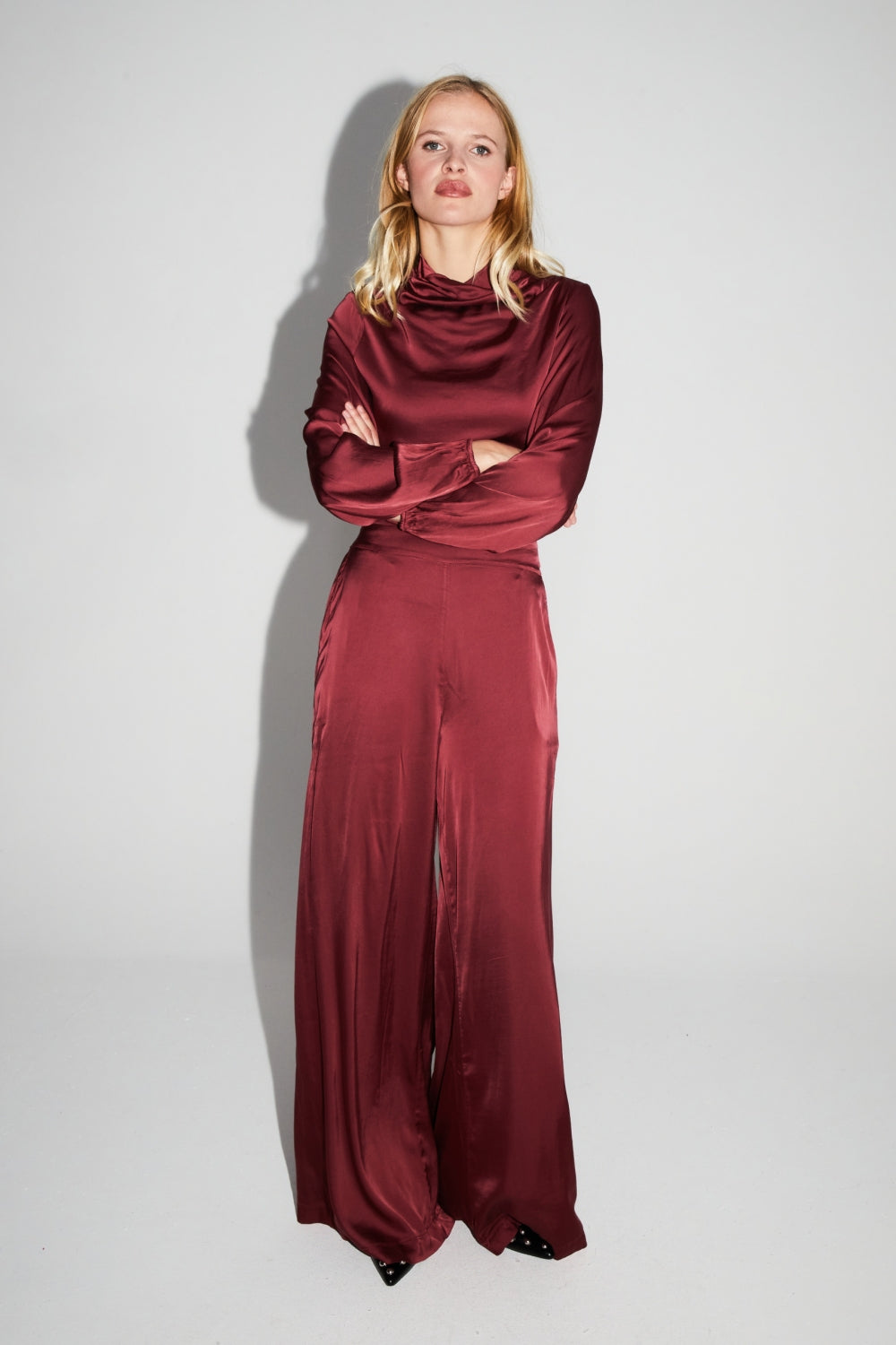 Pantalon Charlie Satin Viscose Bordeaux Fabriqué En Italie