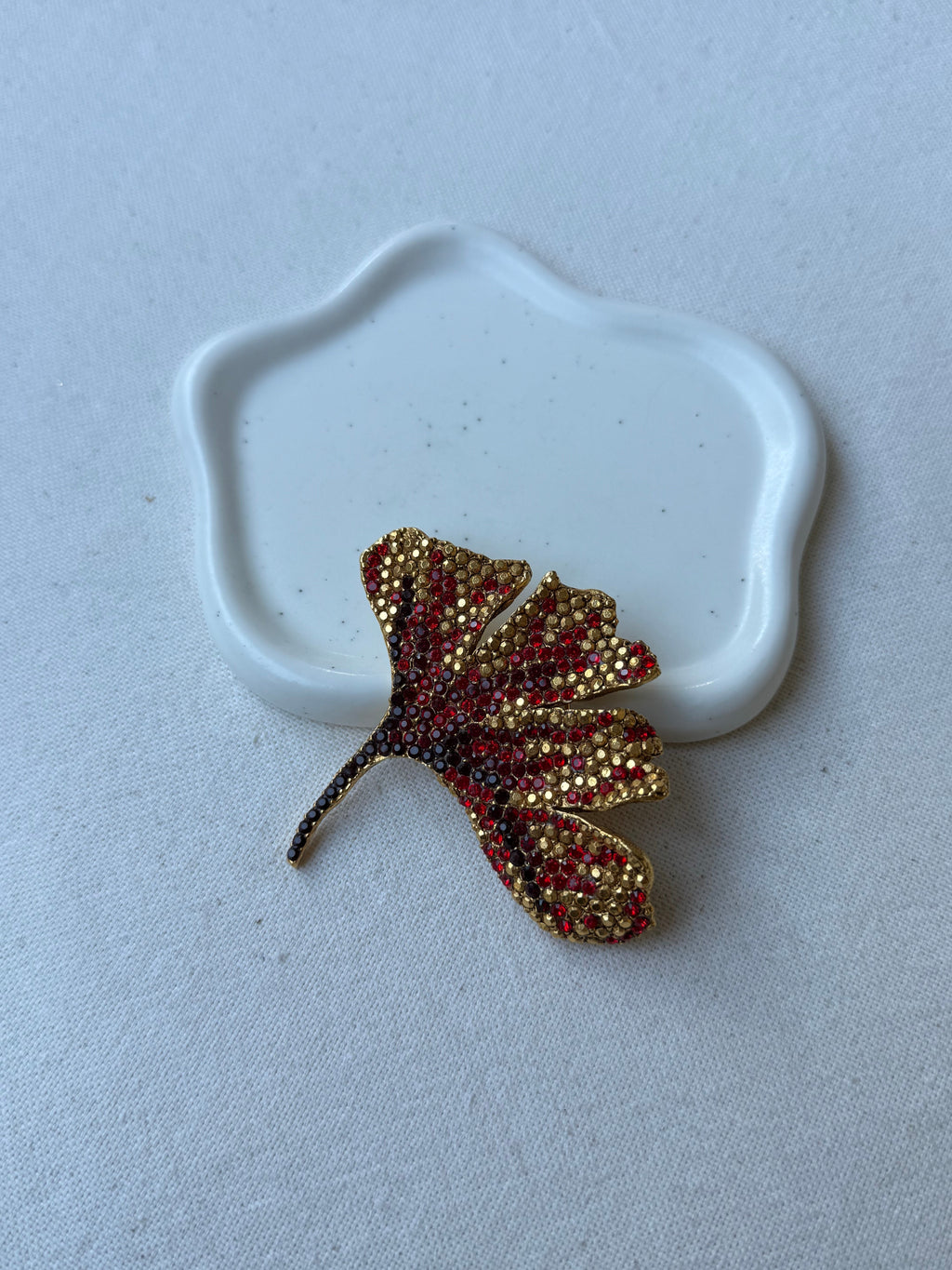 Broche Xavier Loubens Vintage - Hoja Dorada Y Strass Rojo
