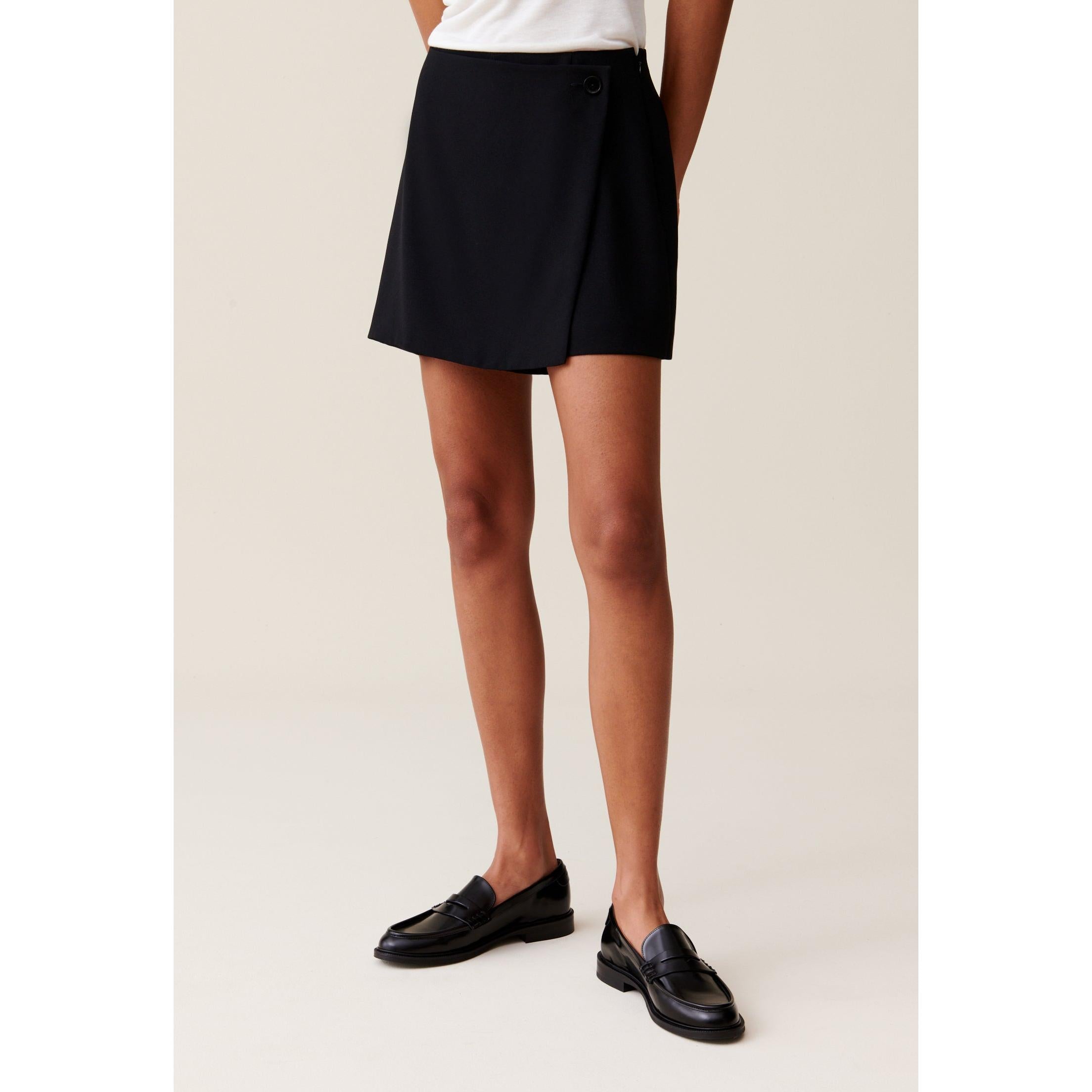Shorts con falda cruzada y botones