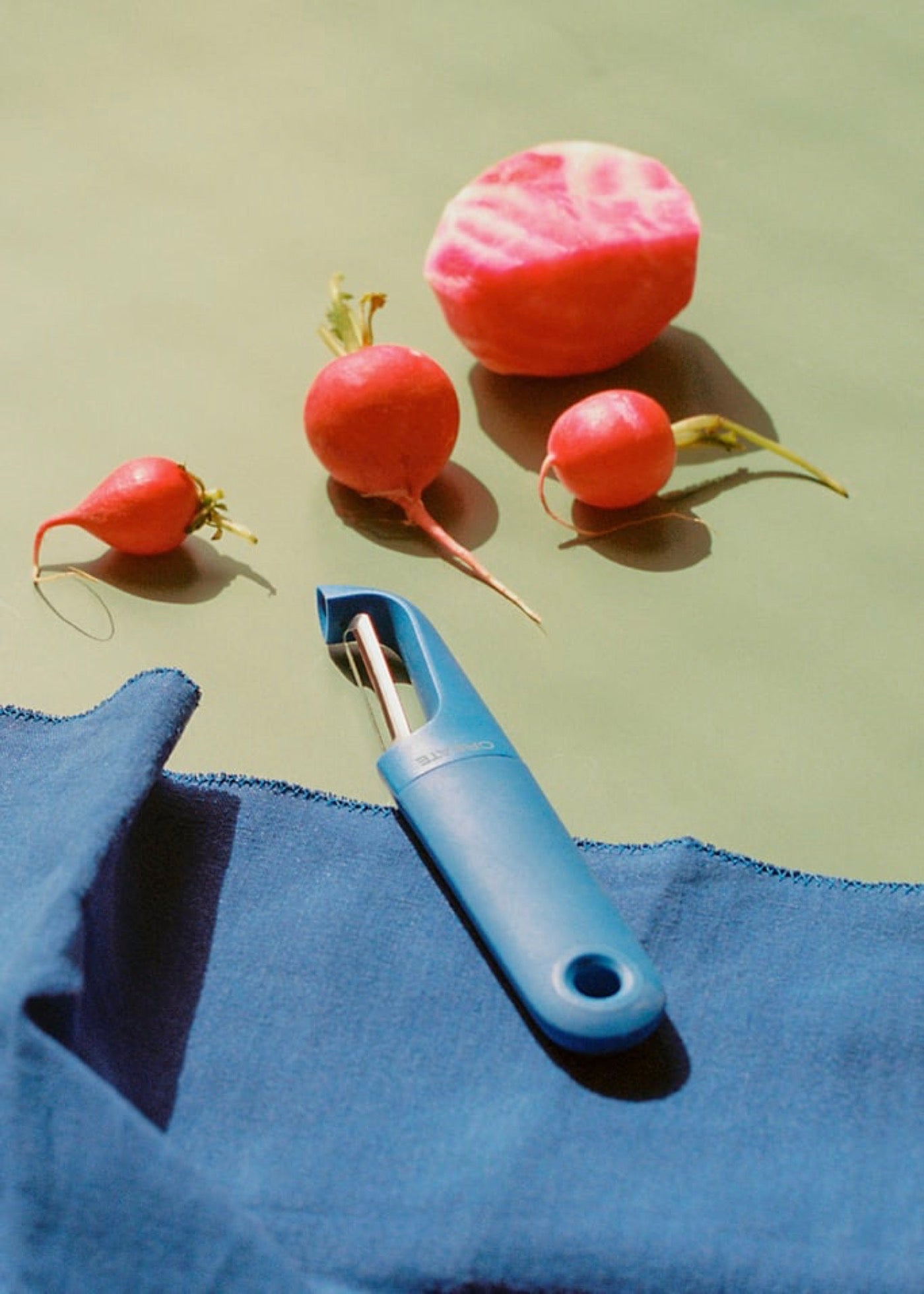 Kitchenware Studio - Éplucheur Fruits & Légumes Droit - Bleu Cobalt