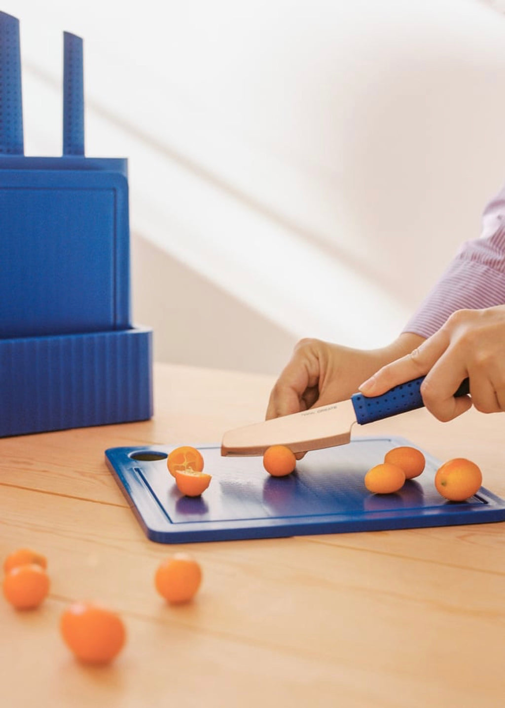 Kitchenware Studio - Set Of 2 Chopping Boards + 4 Kitchen Knives - Cobalt Blue