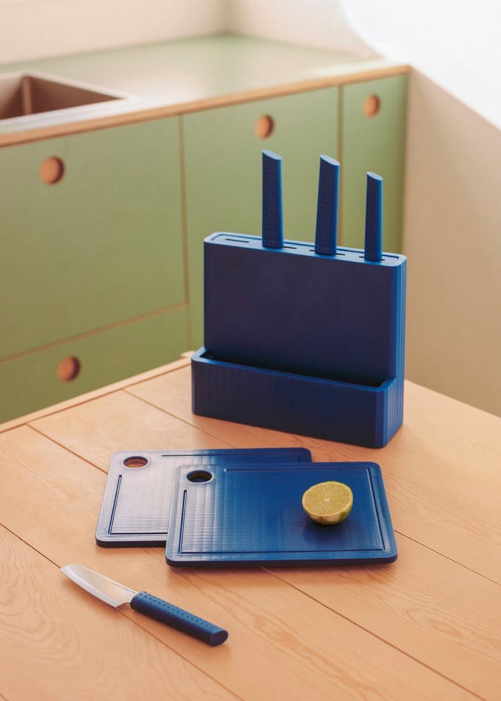 Kitchenware Studio - Set Of 2 Chopping Boards + 4 Kitchen Knives - Cobalt Blue