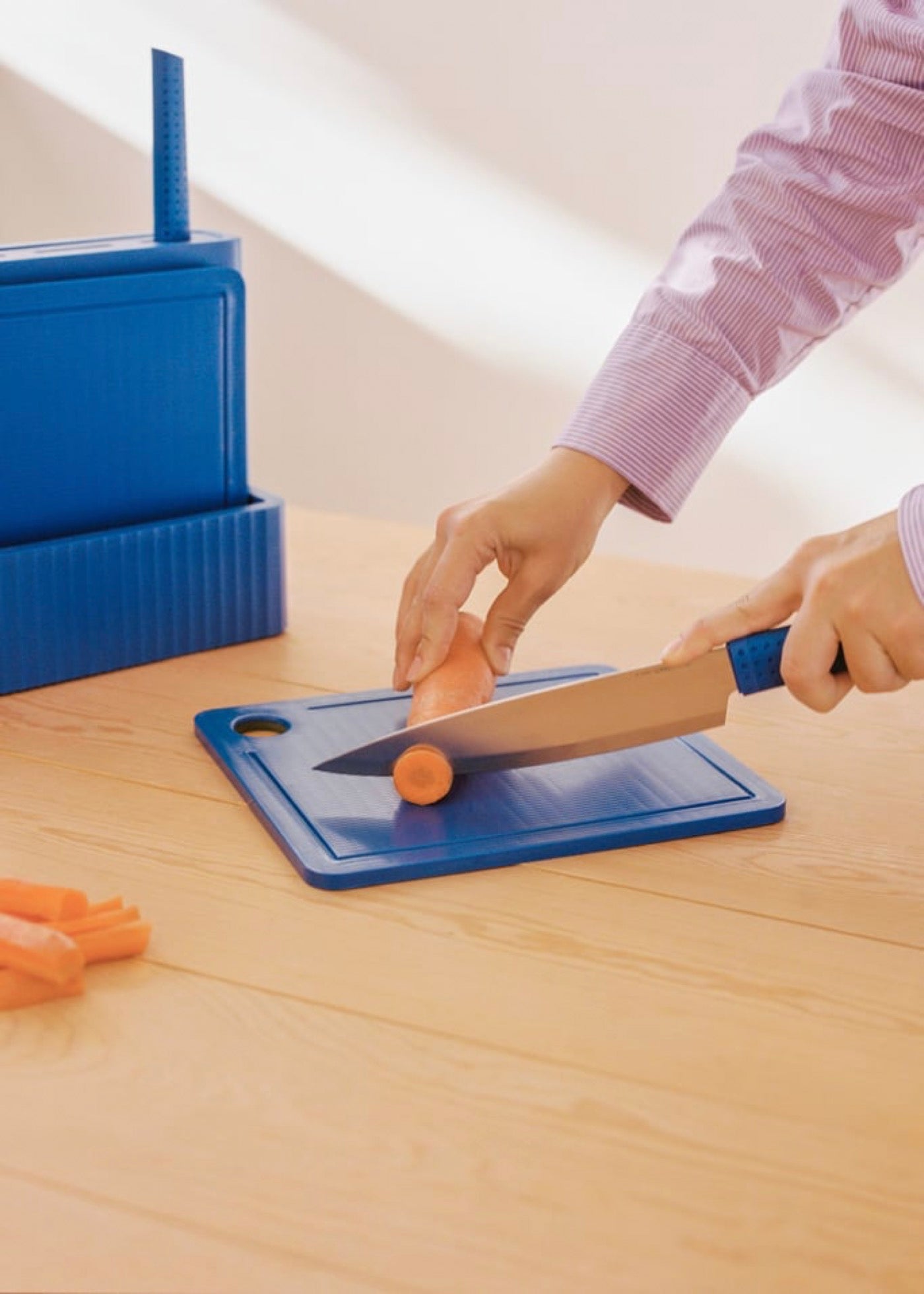 Kitchenware Studio - Set Of 2 Chopping Boards + 4 Kitchen Knives - Cobalt Blue