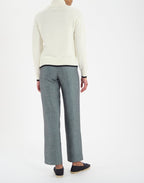 Ines De La Fressange – Sweatshirt Atticus - Écru, Model von hinten in einem weißen Rollkragenpullover und einer grauen Hose