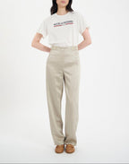 Ines De La Fressange – Pantalon Piotr - Doré, modella che indossa una t-shirt bianca e pantaloni beige, vista frontale