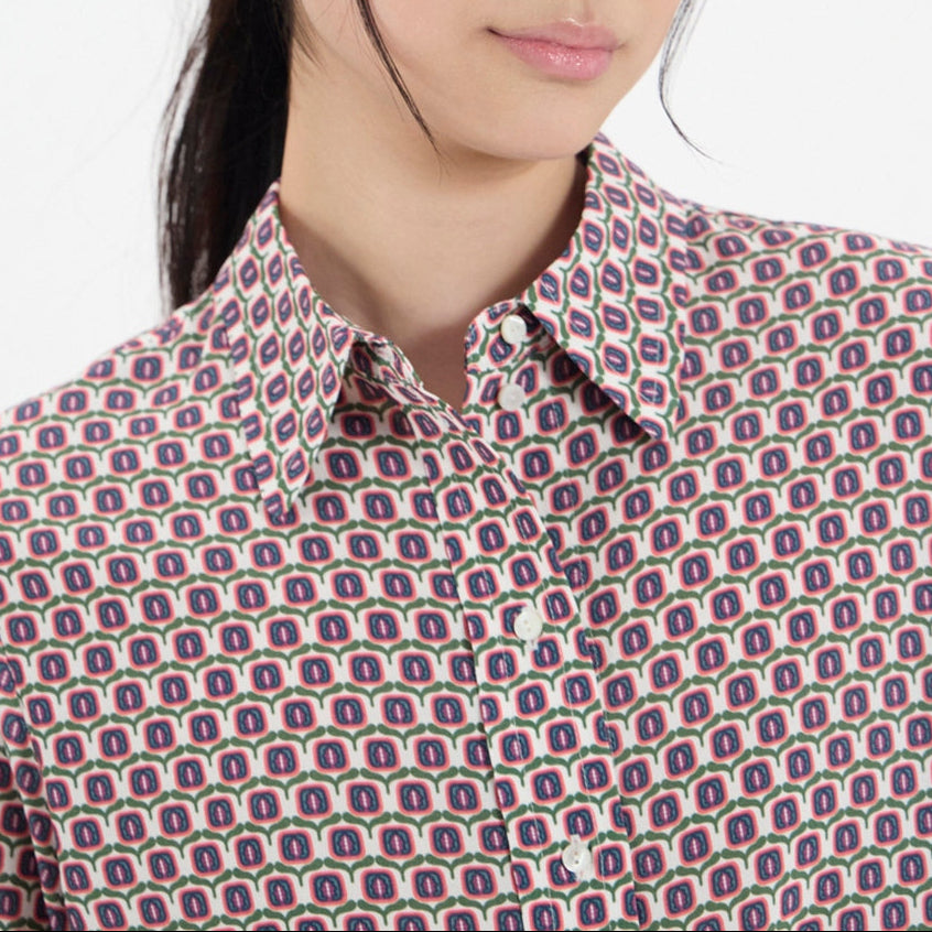 Ines De La Fressange – Camicia Maureen - Oakleef Multicolore, modella asiatica che indossa una camicia a motivi geometrici colorati, vista frontale