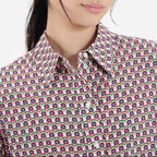 Ines De La Fressange – Camicia Maureen - Oakleef Multicolore, modella asiatica che indossa una camicia a motivi geometrici colorati, vista frontale
