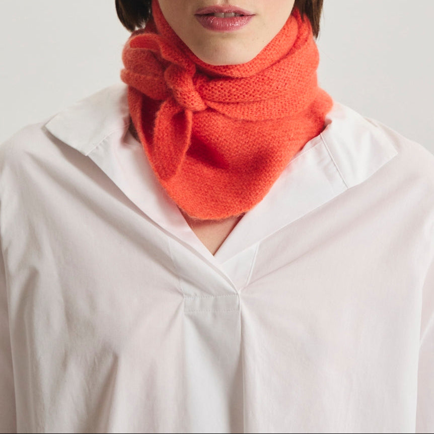 Ines De La Fressange – Bufanda Pierro - Naranja, modelo con pañuelo de punto naranja brillante sobre camisa blanca