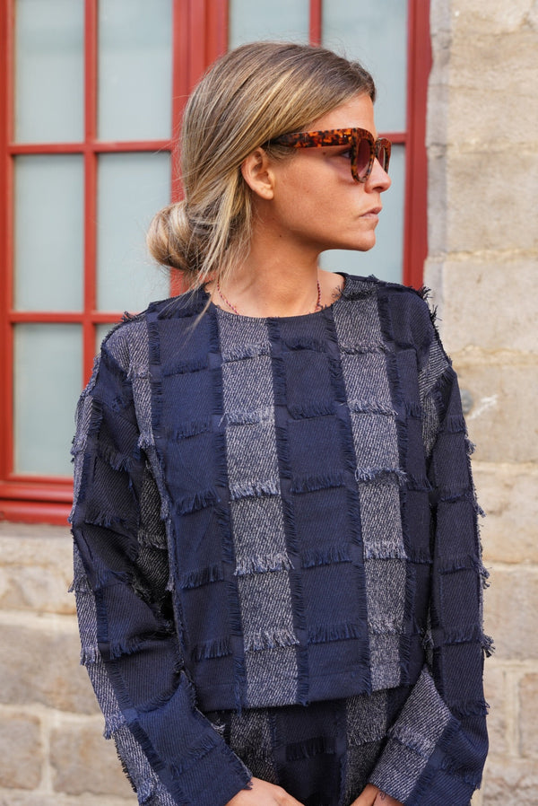 Une coupe cropped et des franges, rien de mieux comme pièce qui sort du lot avec le top Anatole à franges marine. 