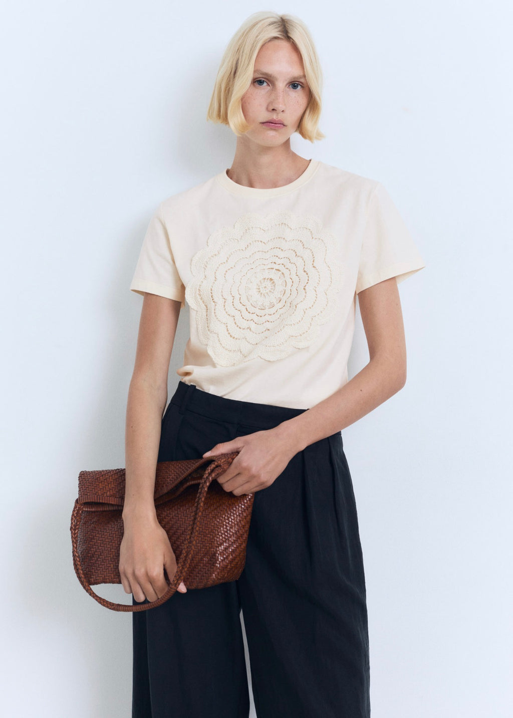 Camiseta Bordada Con Flor De Crochet
