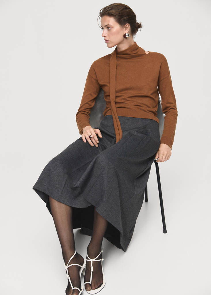 Sweter z cienkiej dzianiny z apaszką