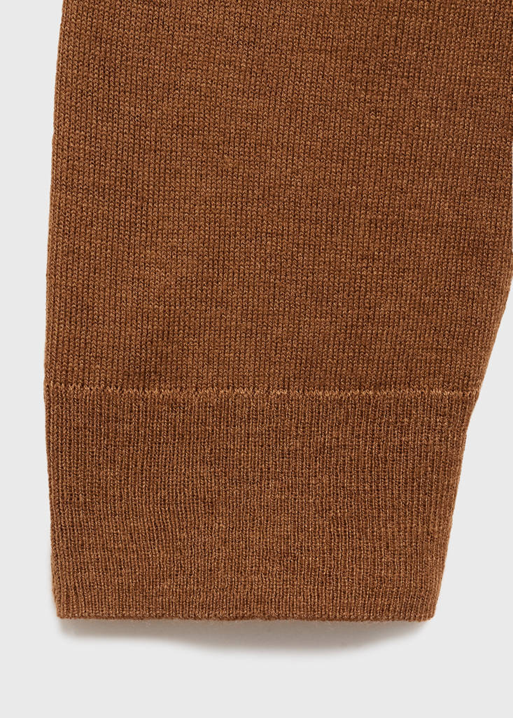 Sweter z cienkiej dzianiny z apaszką