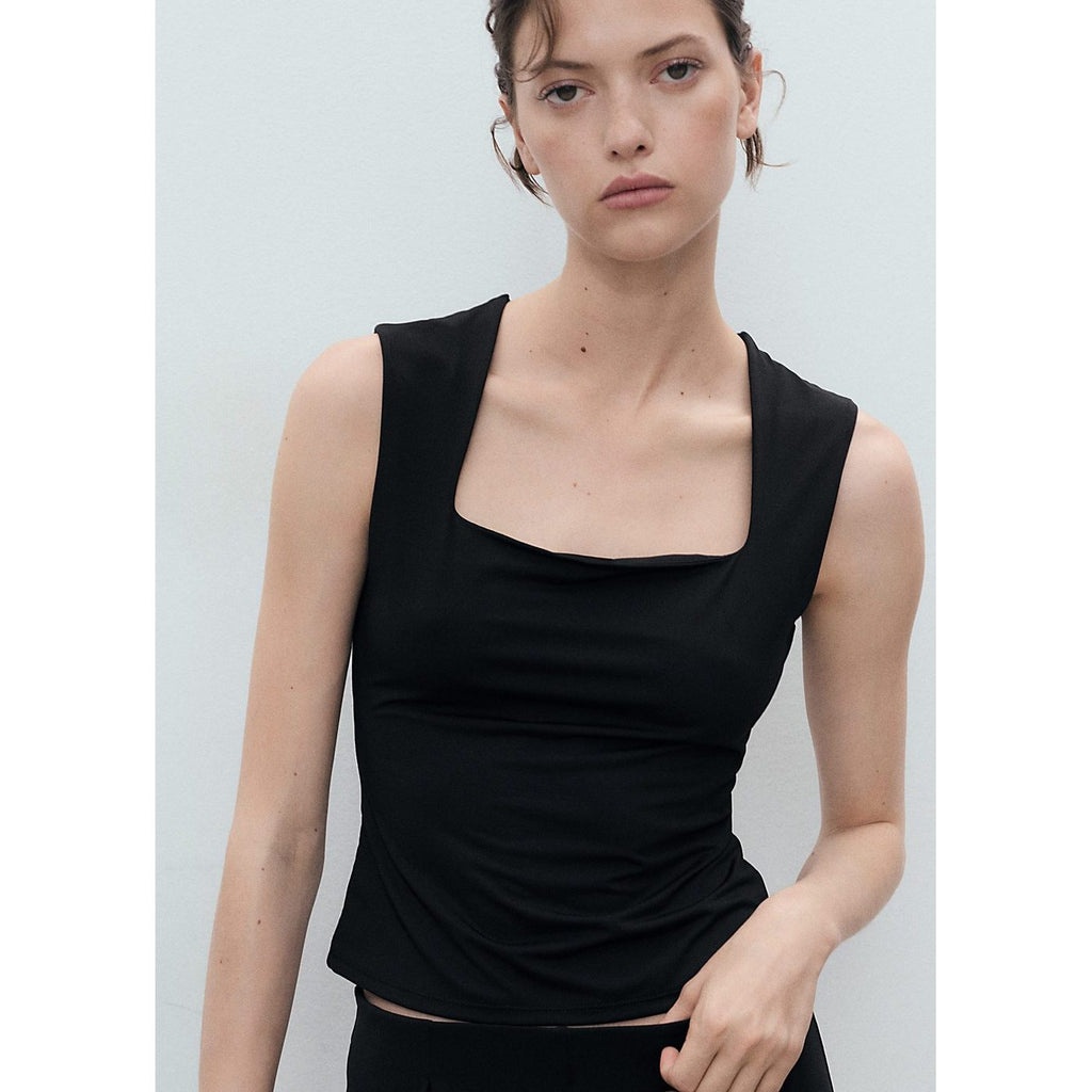 Top ajustado con tirantes anchos