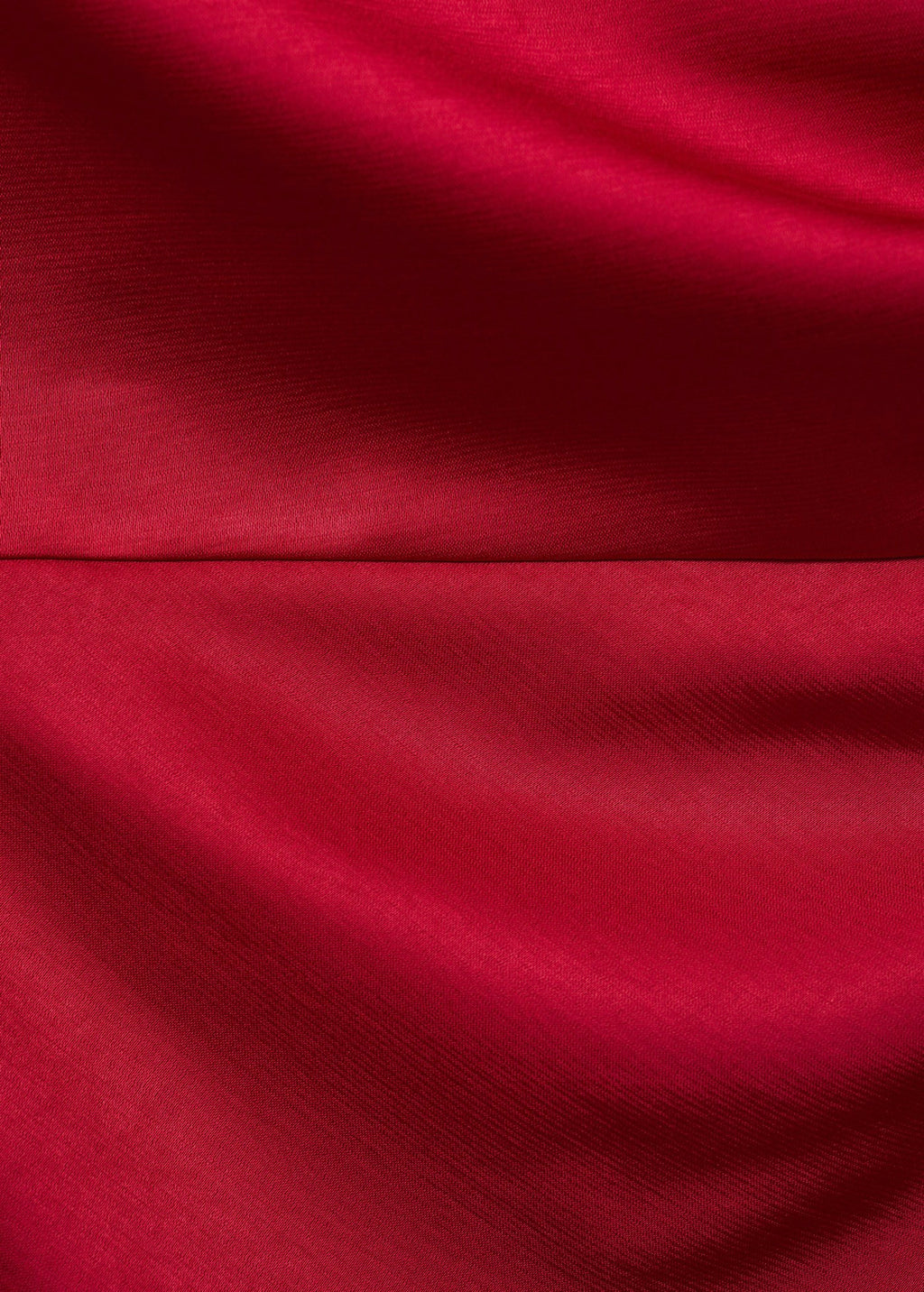 Robe Asymétrique Satinée Avec Fronce Latérale