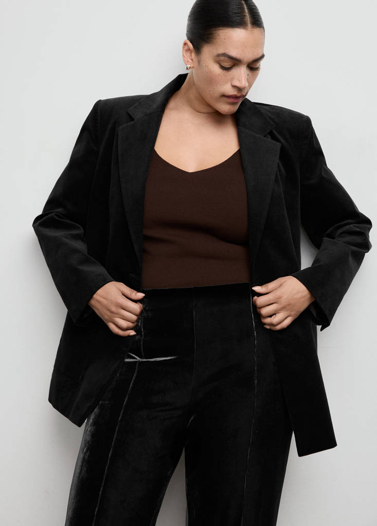 Samthose mit Ziernähten