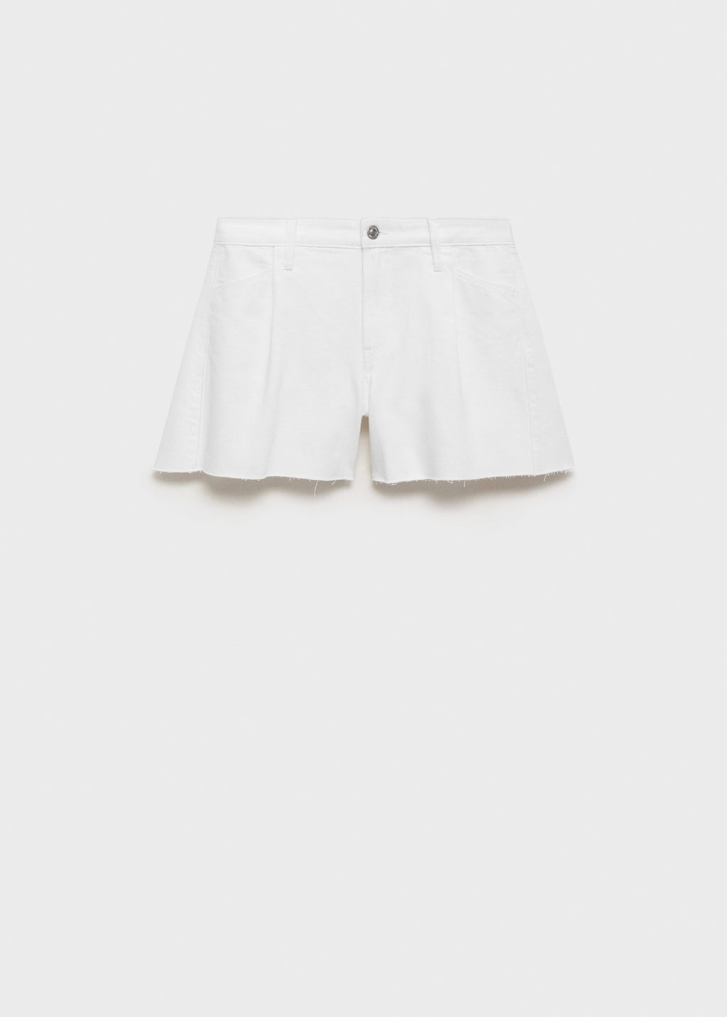 Pantalones cortos de mezclilla con pliegues inferiores deshilachados