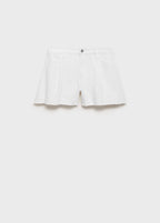 Pantalones cortos de mezclilla con pliegues inferiores deshilachados