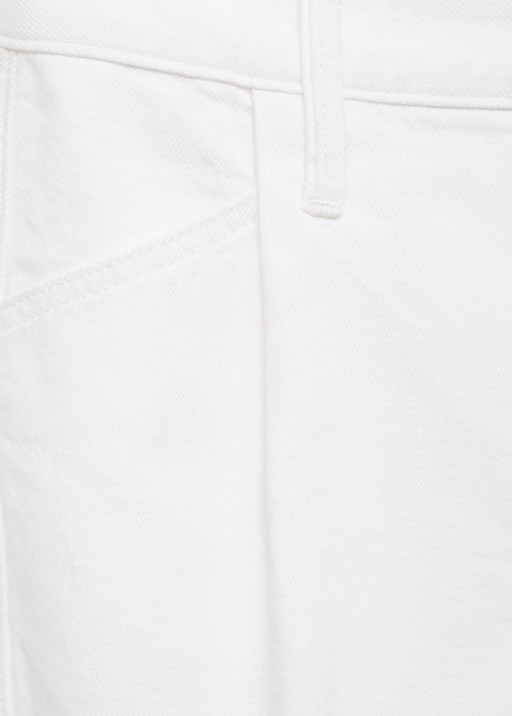 Pantalones cortos de mezclilla con pliegues inferiores deshilachados