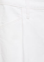 Pantalones cortos de mezclilla con pliegues inferiores deshilachados