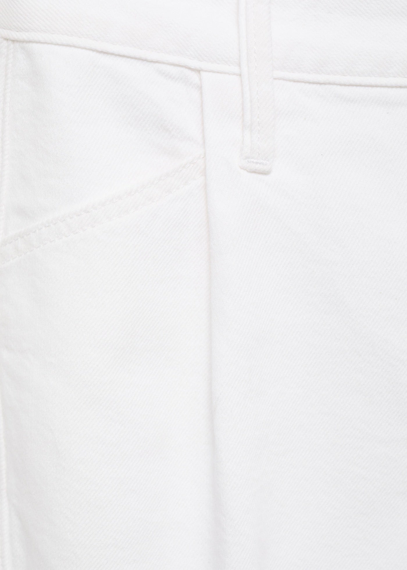 Pantalones cortos de mezclilla con pliegues inferiores deshilachados
