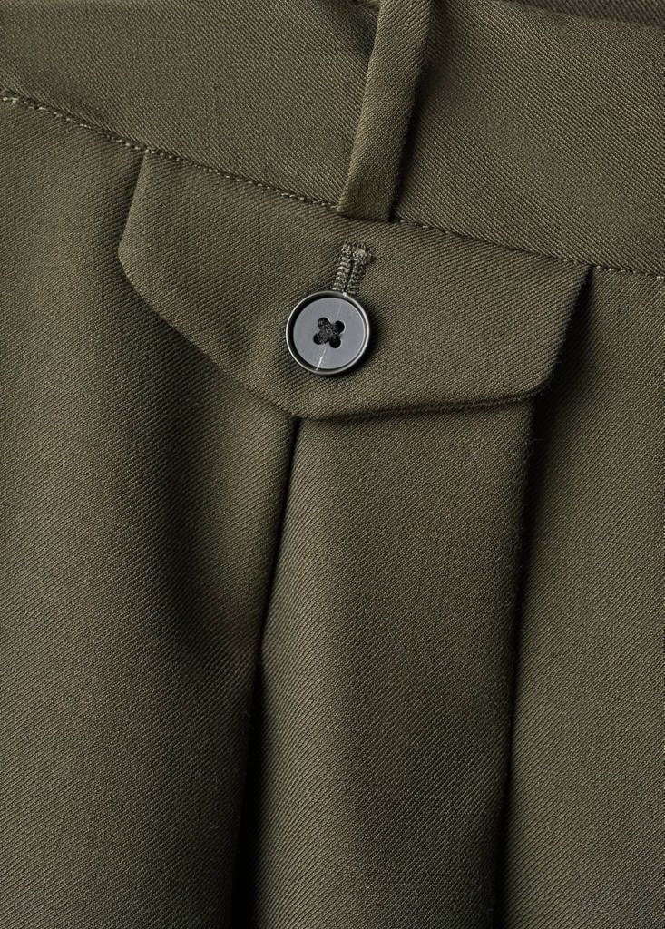 Pantalón con Pinzas y Detalle de Botones