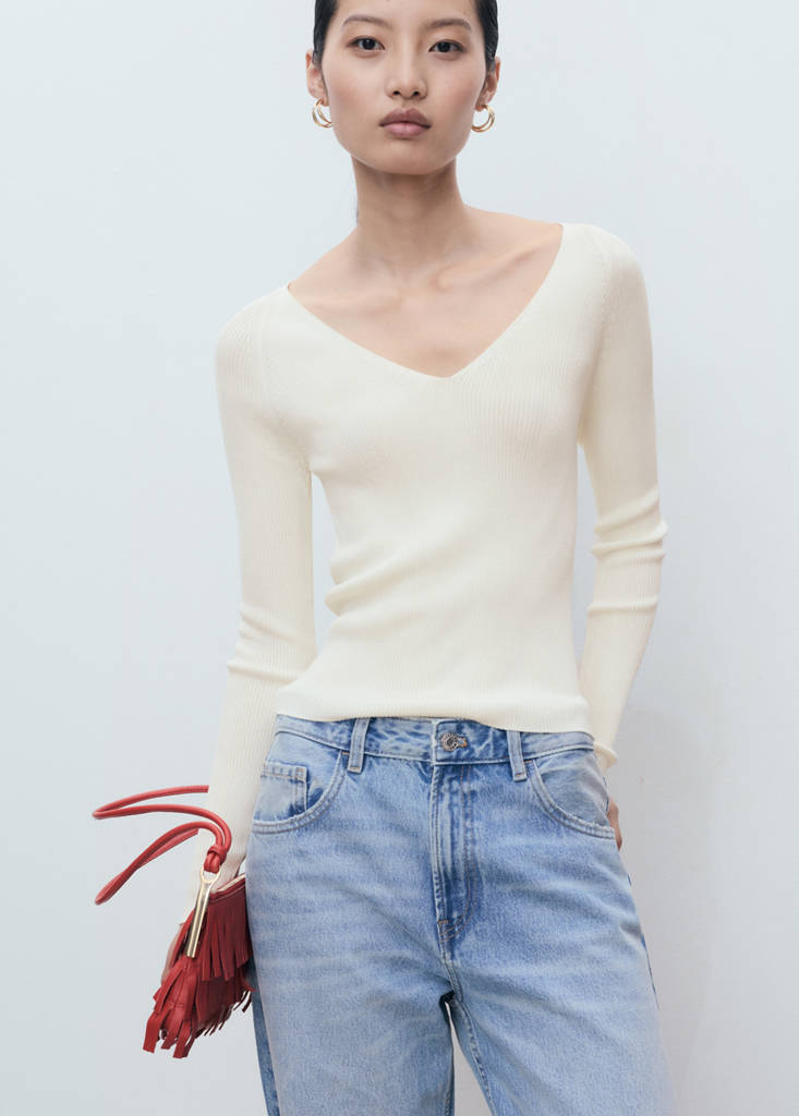 Ribstrikket pullover med V-hals