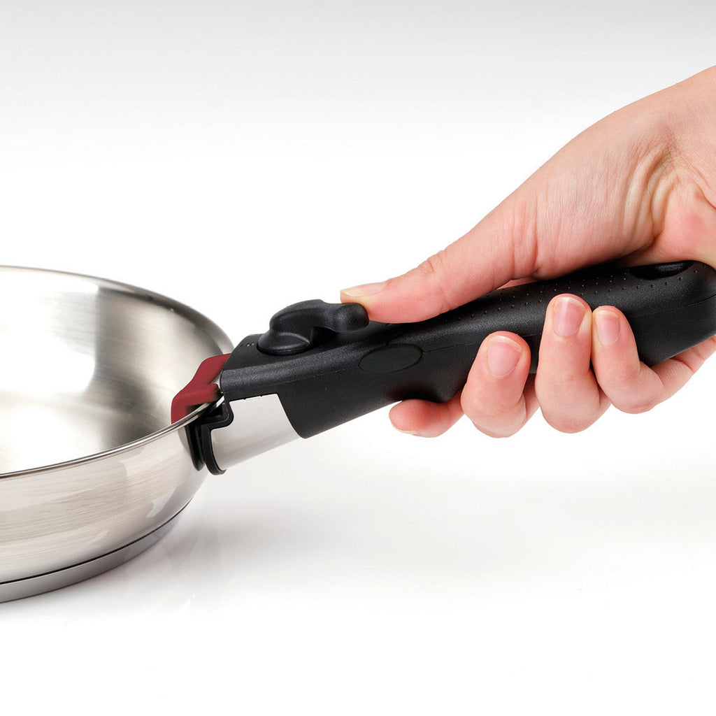 BRANDT - Set De 3 Casseroles En Inox + 2 Poêles + 1 Poignée Amovible + 3 Couvercles Passoires Avec Manche En Inox - Argenté / Noir / Rouge