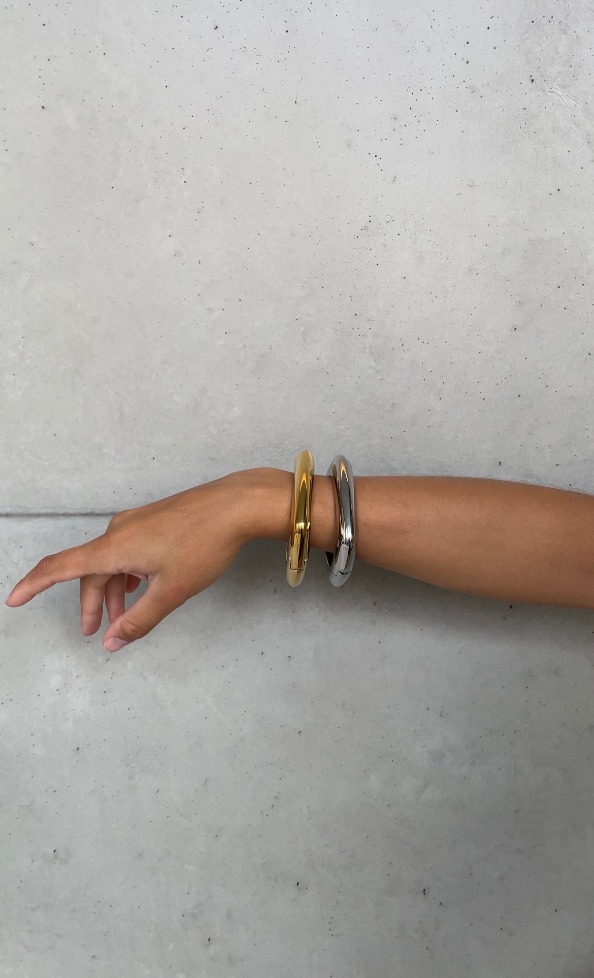 Pulsera rígida cuadrada