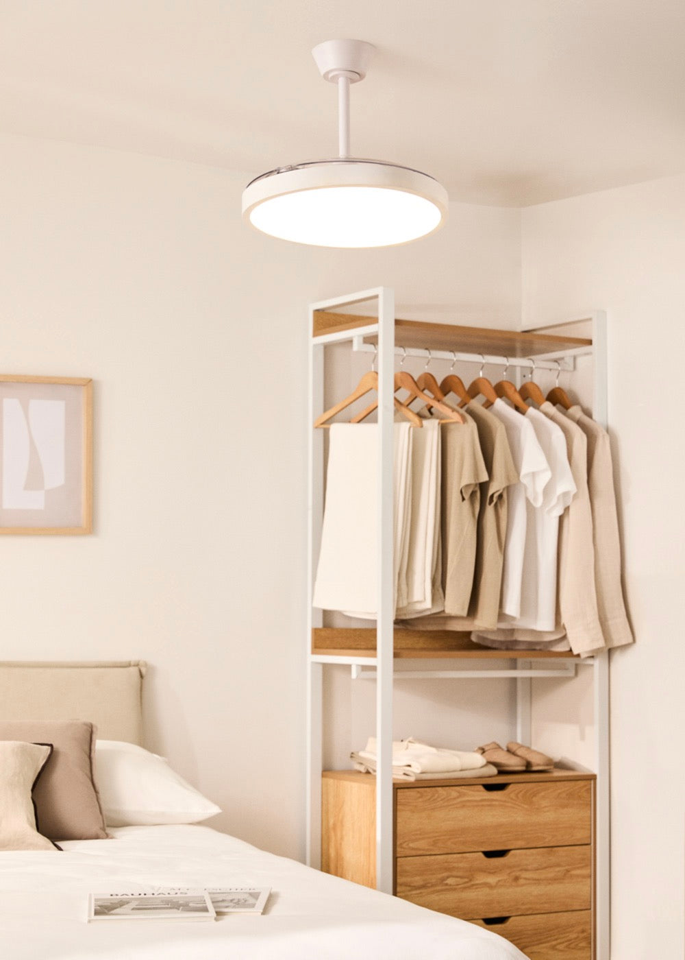Wind Clear Studio - Ventilador de techo silencioso de 40 W con aspas retráctiles y luz LED - Blanco