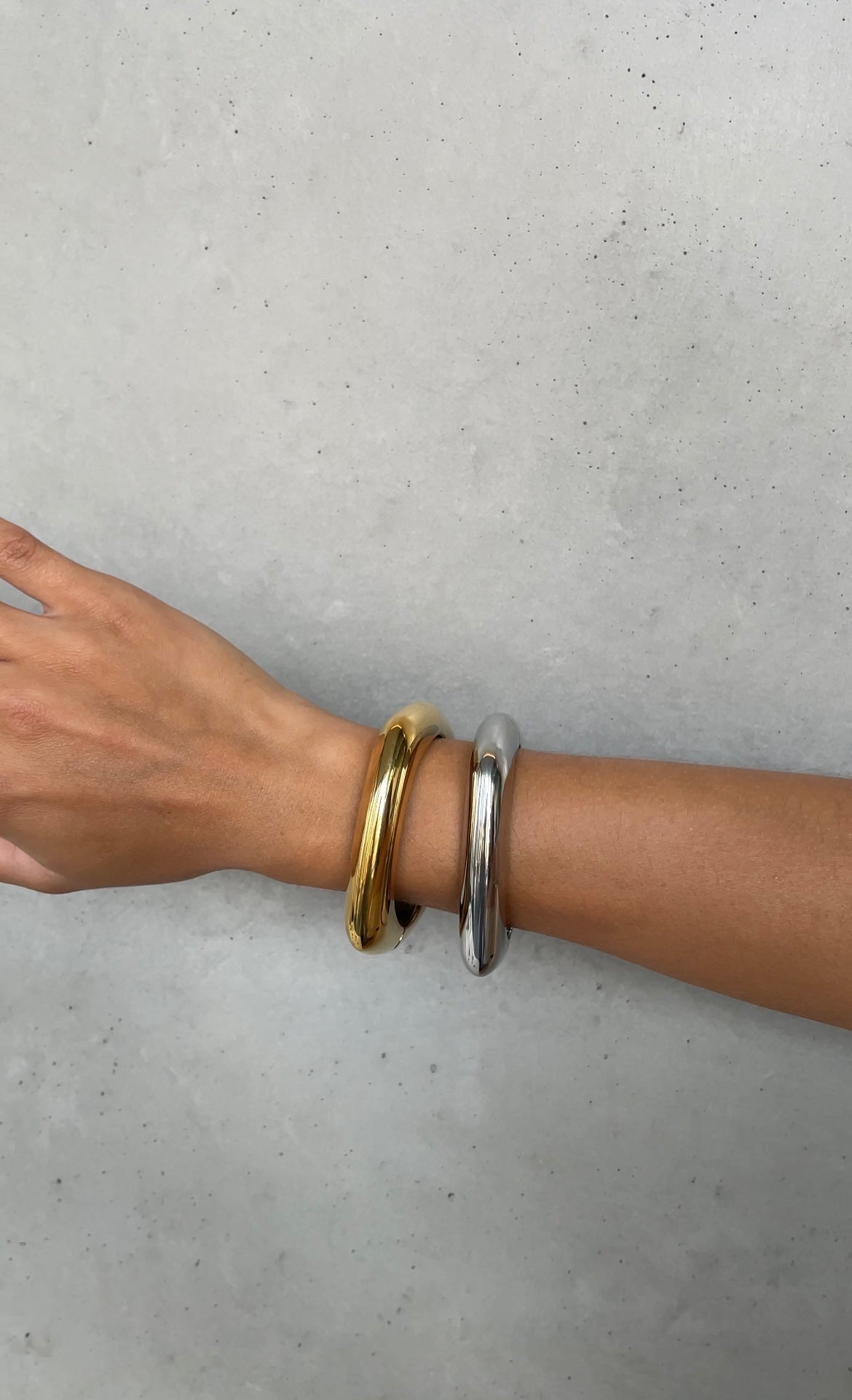 Pulsera rígida cuadrada