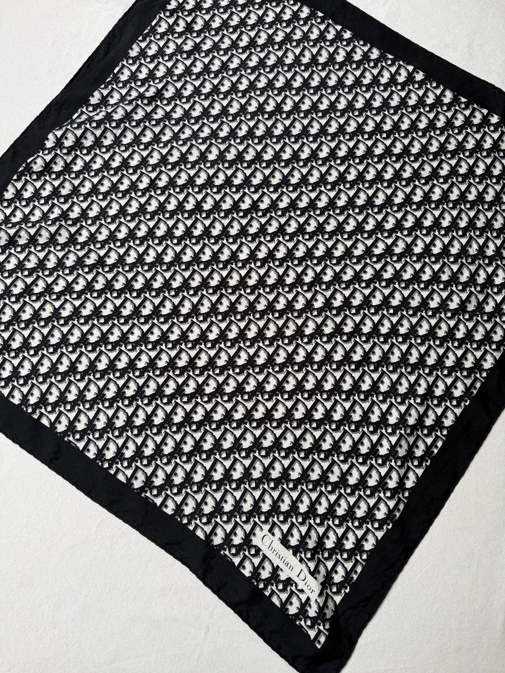 Pañuelo Christian Dior – Modelo Monograma Negro