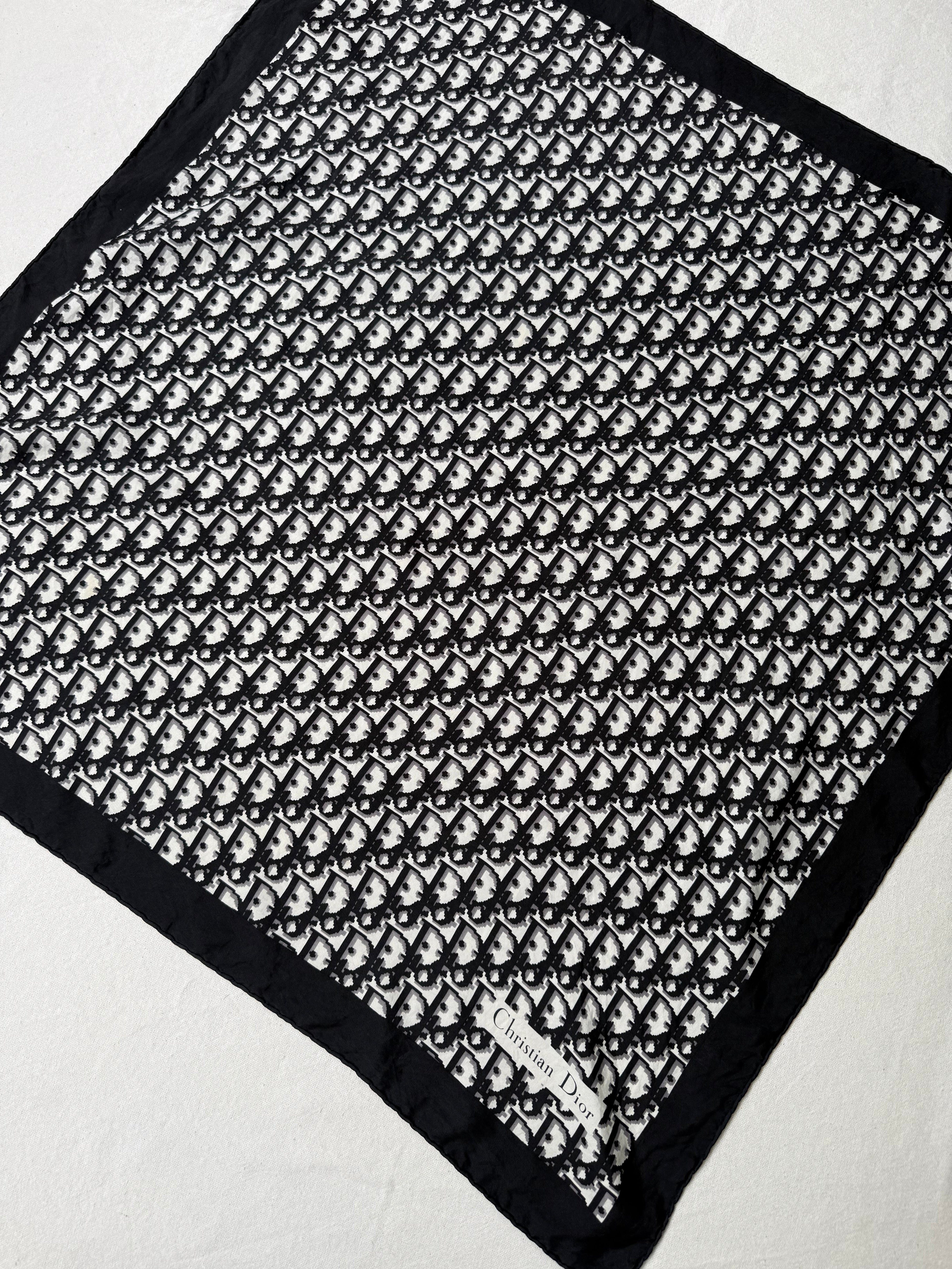 Pañuelo Christian Dior – Modelo Monograma Negro