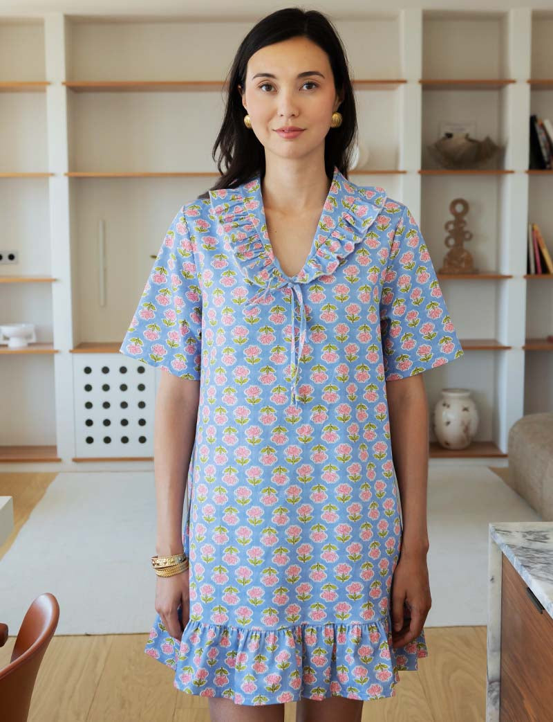 Blaues Blumenkleid Navi