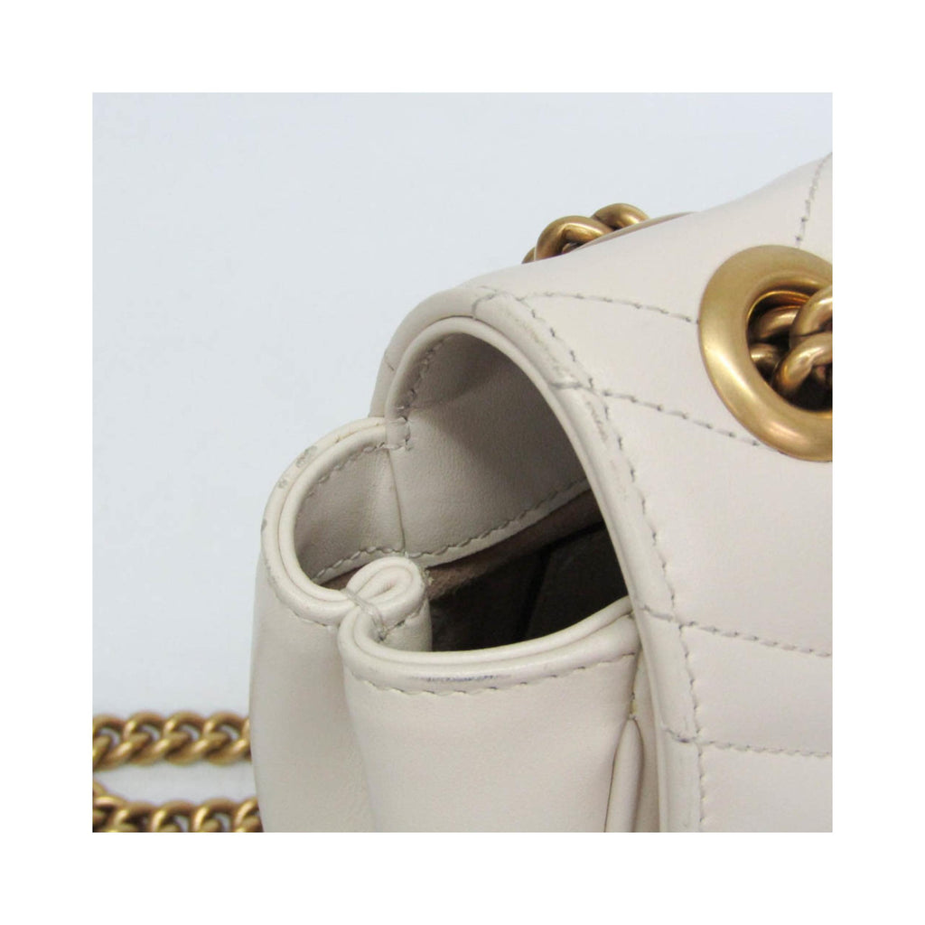 Gucci - Borsa a spalla GG Marmont quadrata con patta mini in pelle - Bianca