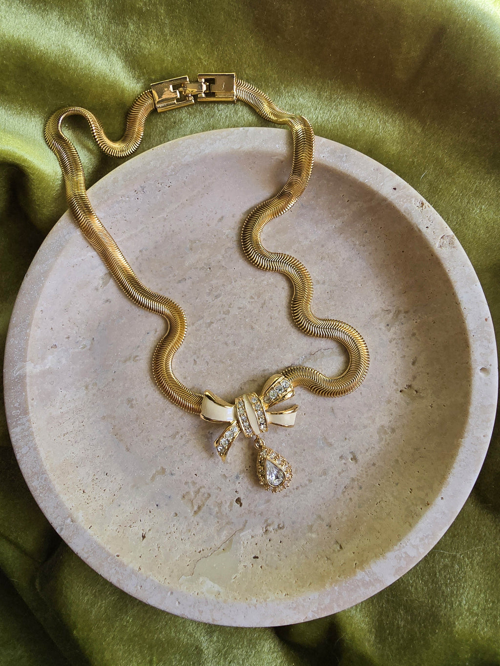 Collier Vintage Givenchy — Nœud Émail Ivoire & Goutte De Cristal