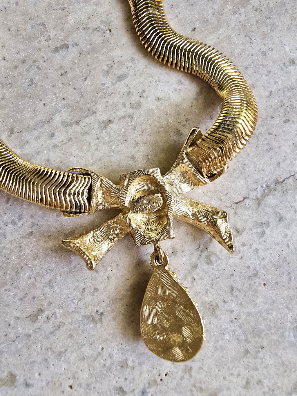 Collier Vintage Givenchy — Nœud Émail Ivoire & Goutte De Cristal